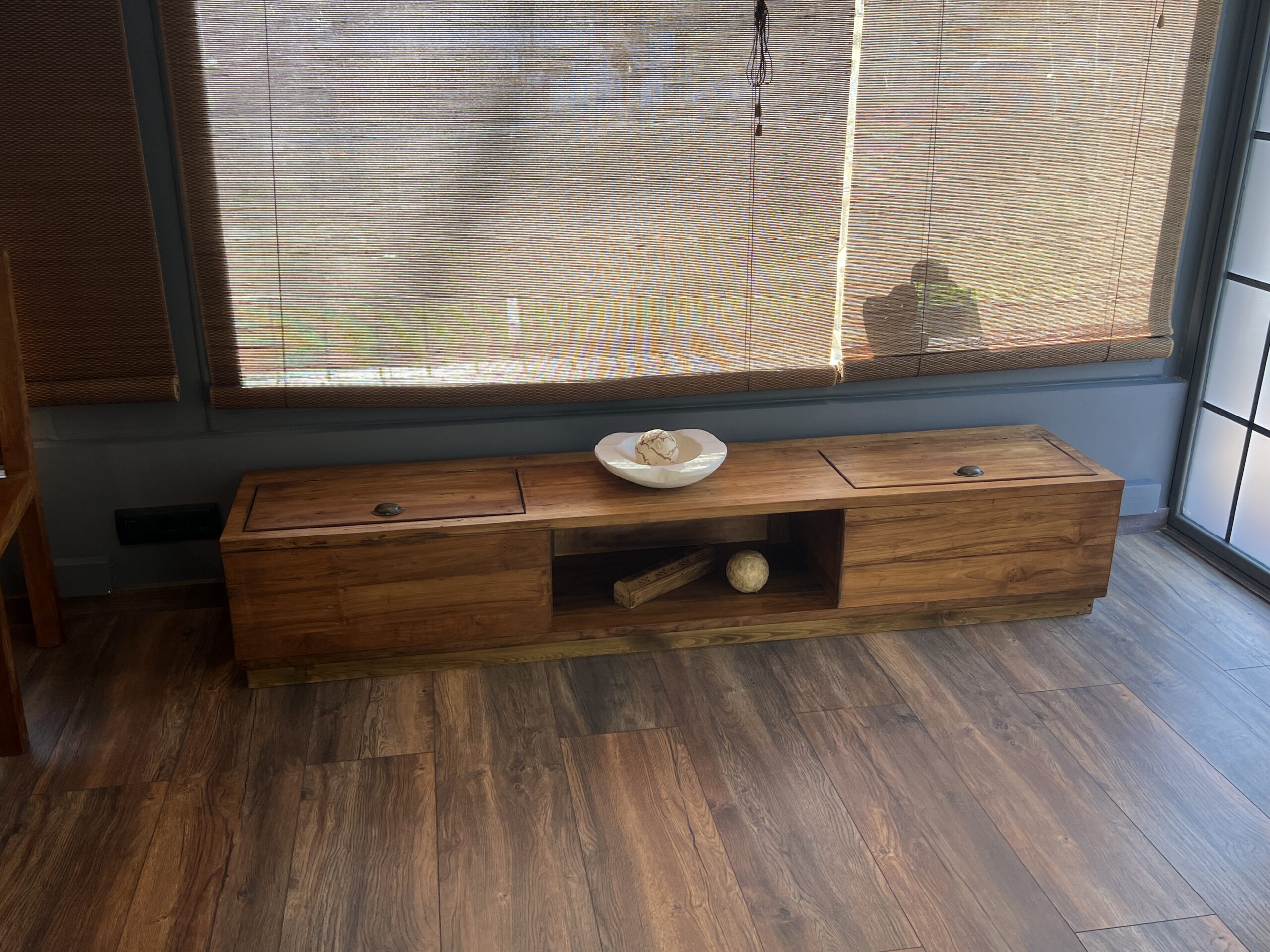 Mueble bajo teca maciza